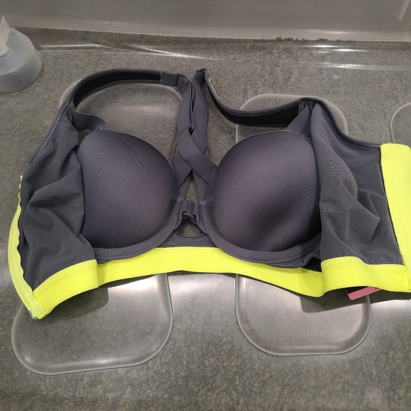 VS knockout sports bra in 32C - Picture 3 of 3